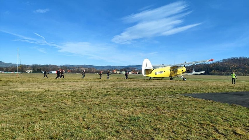 Cessna wypadła z pasa startowego? Spokojnie, to tylko ćwiczenia na lotnisku w Aeroklubie Jeleniogórskim przy ulicy Łomnickiej