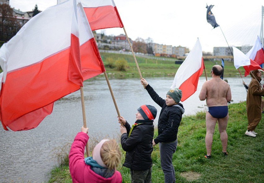 Przemyskie Morsy z biało-czerwoną. Zimna kąpiel w 104. rocznicę odzyskania przez Polskę niepodległości [ZDJĘCIA]