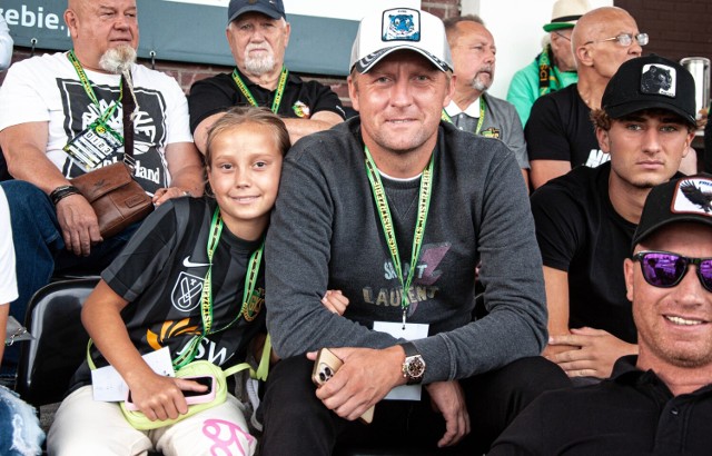 Kamil Glik spotkanie GKS-u m.in. razem z córką, która miała nawet na sobie nową koszulkę meczową jastrzębian.
