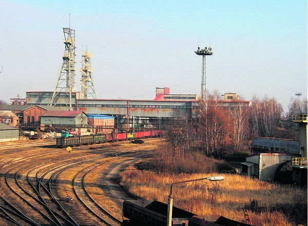 JULIUSZ
W kopalni Kazimierz-Juliusz w Sosnowcu miały się rozpocząć odwierty, które pozwolą zbadać złoże węgla w tzw. polu rezerwowym kopalni. Od ich wyników zależy przetrwanie ostatniej zagłębiowskiej kopalni.