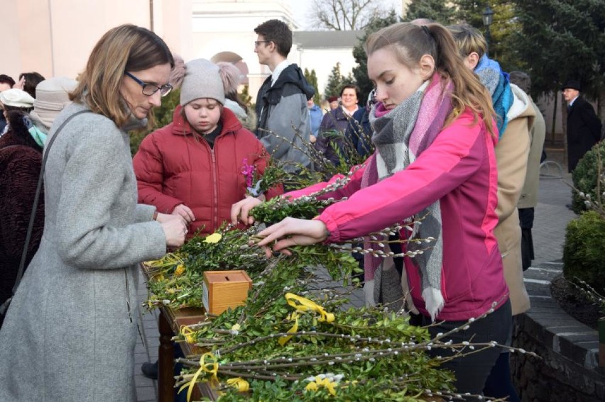 Niedziela Palmowa w Chodzieży: Przez miasto przeszła procesja z palmami [FOTO]