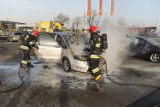 Ford s max zapalił się na drodze. Kierowca zjechał na parking pod Tesco w Lesznie [ZDJĘCIA i FILM]