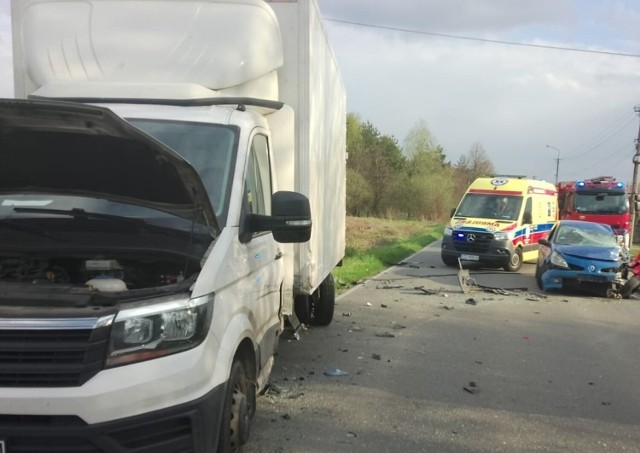 Wypadek drogowy w Chełmku. Kierowca samochodu osobowego został ciężko ranny