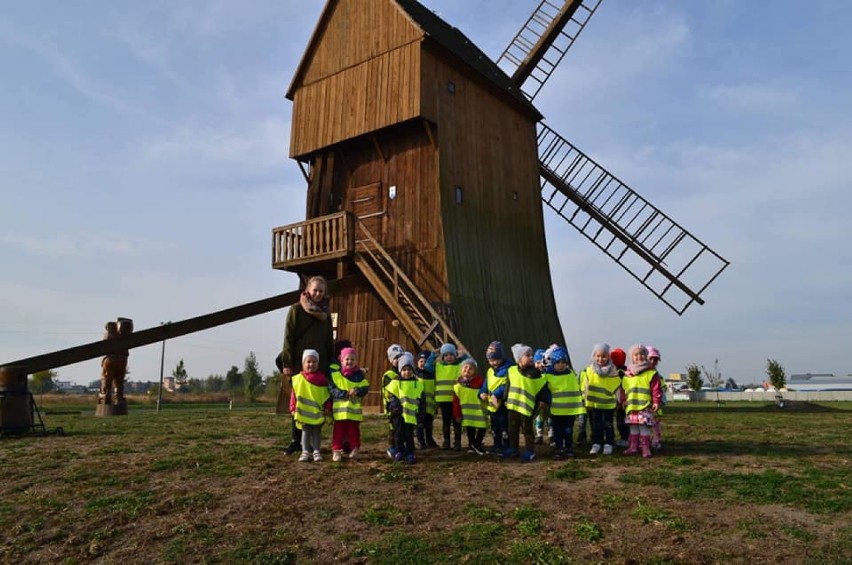 Przedszkolaki udały się z wizytą do grodziskiego Parku Miejskiego [GALERIA ZDJĘĆ]