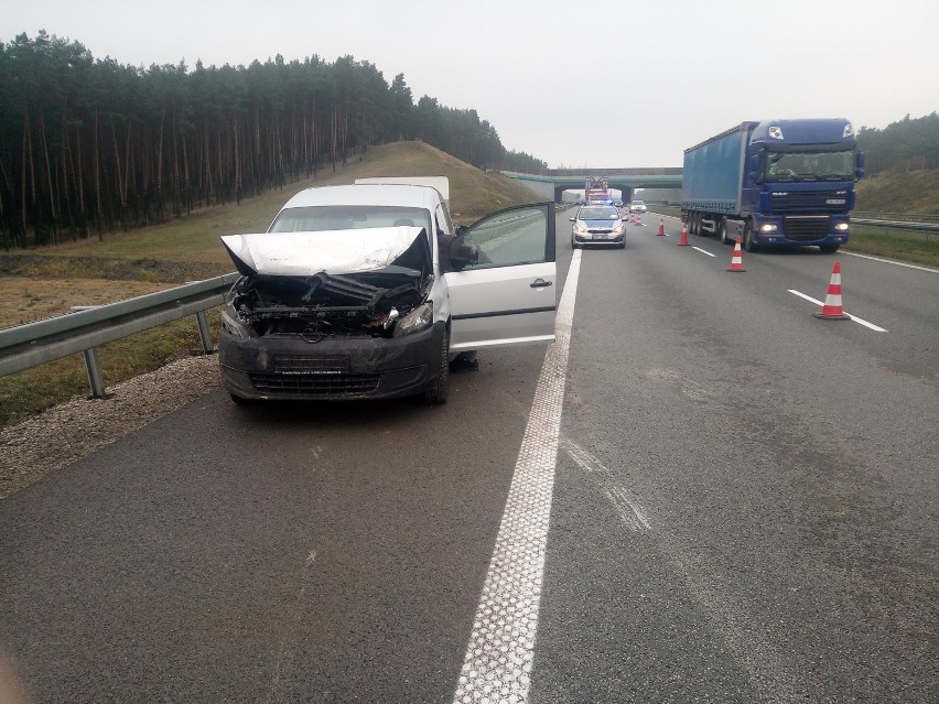 Groźny wypadek na autostradzie pod Aleksandrowem Kujawskim. Auto wywróciło się na bok, drugie uderzyło w bariery [zdjęcia]