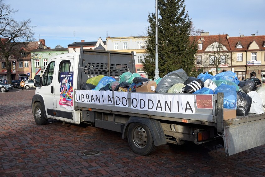 WOŚP 2020 Chodzież: Zbiórka odzieży "Ubrania do oddania". Udana akcja Młodzieżowej Rady Miejskiej (ZDJĘCIA)