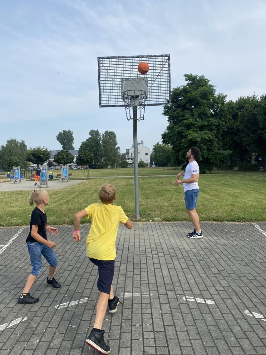 Wakacje na osiedlu Lotnisko w Stargardzie. Sporo się dzieje na miejscu. Są też wycieczki  