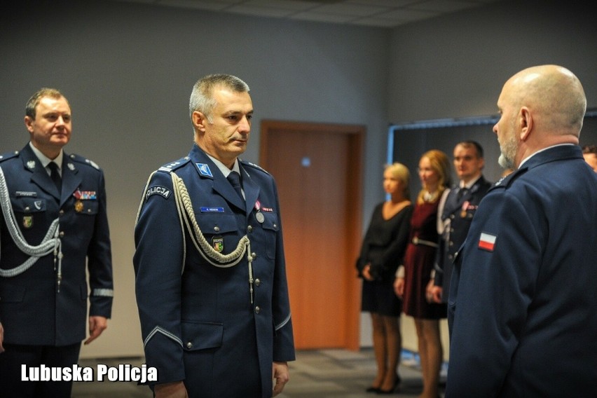omendant Sędzik służbę w Policji rozpoczął w 1998 roku. Od...
