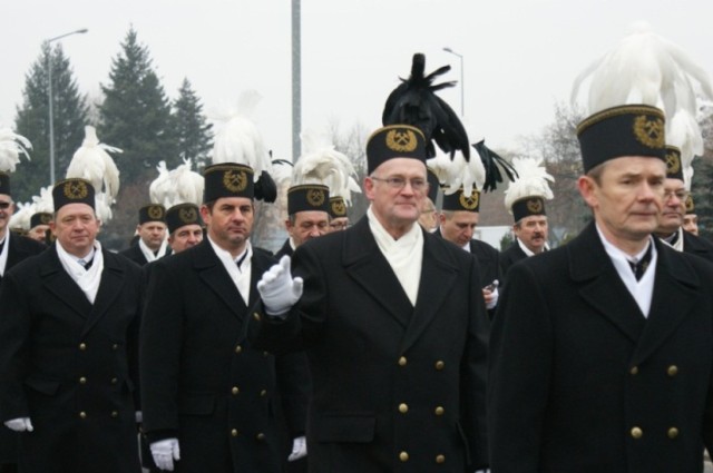 Barbórka Konin 2014 - w nastroju zmian. Trwa restrukturyzacja. Górnictwo musi przez to przejść - mówi prezes kopalni Sławomir Sykucki. Zapewnia, że ma dobre kontakty ze związkami zawodowymi. Priorytetem w obecnej sytuacji jest uruchomienie nowych odkrywek - dodaje. 

Zobacz więcej: Barbórka Konin 2014 [ZDJĘCIA]