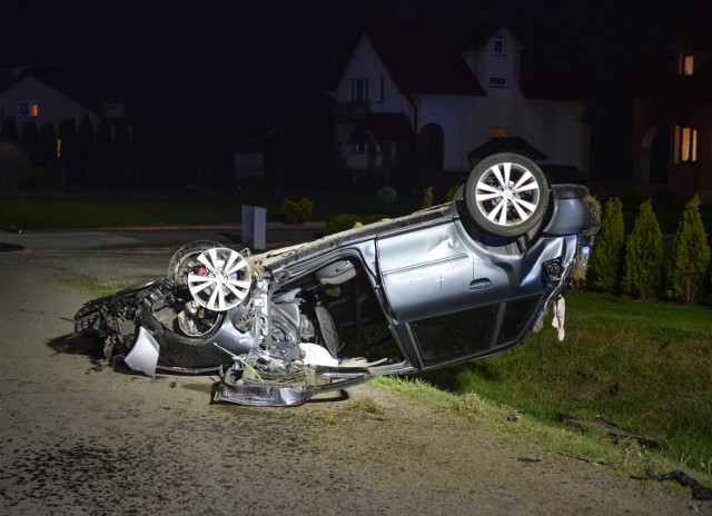 Do wypadku doszło we wtorek około godz. 20 na drodze w Zadąbrowiu koło Przemyśla. Kierujący audi A3 jadąc w kierunku Sośnicy, zjechał z drogi i uderzył w betonowy przepust. Samochód dachował. 

37-letni mieszkaniec pow. przemyskiego może mówić o dużym szczęściu, w groźnie wyglądającym zdarzeniu nic poważnego mu się nie stało. Trafił do szpitala na badania. Policjanci sprawdzili jego stan trzeźwości. 37-latek wydmuchał blisko 2,8 promila alkoholu. Funkcjonariusze zatrzymali mu prawo jazdy. Mężczyzna odpowie teraz przed sądem.

Zobacz też: Pijany 26-latek dachował na autostradzie A4
