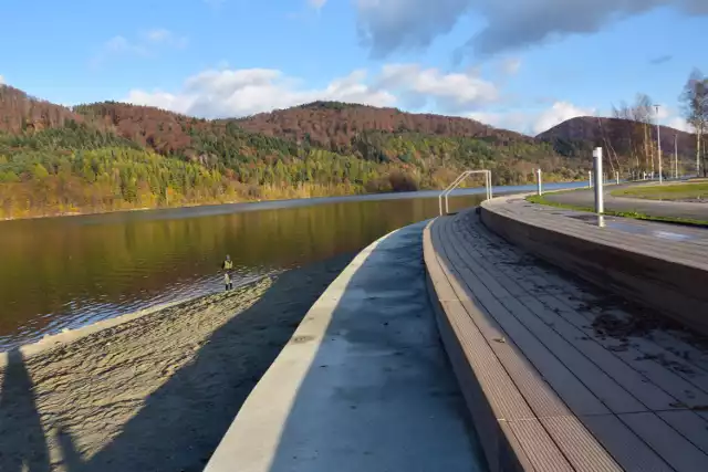 Zbiornik w Klimkówce zmienia się na naszych oczach. Są ścieżki dla spacerowiczów i rowerzystów, plaże kompaktowe, gotowy do zwodowania jest pomost, kończą się prace przy wiacie grillowej