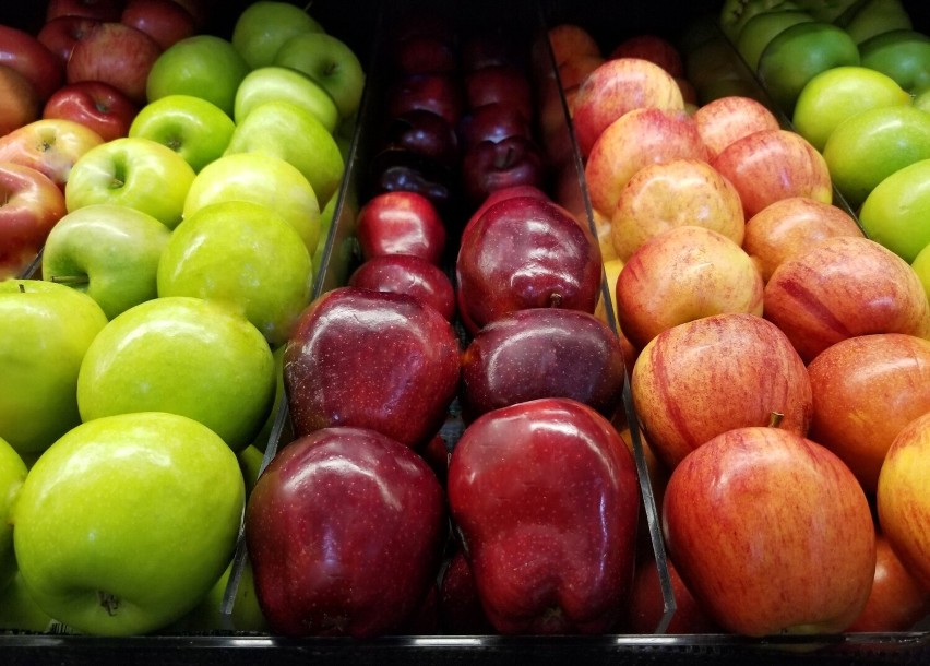 Wśród najpopularniejszych odmian jabłek dostępnych w Polsce,...