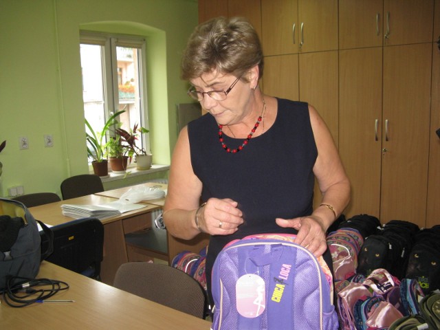 PCK w Kaliszu rozdaje wyprawki szkolne dla najbardziej potrzebujących