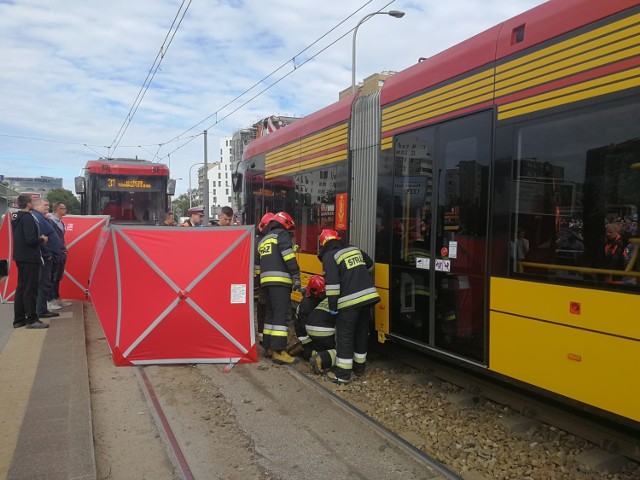 Wypadek na Woronicza przy metrze Wierzbno. Kobieta wpadła pod tramwaj. Trwa akcja strażaków [ZDJĘCIA]