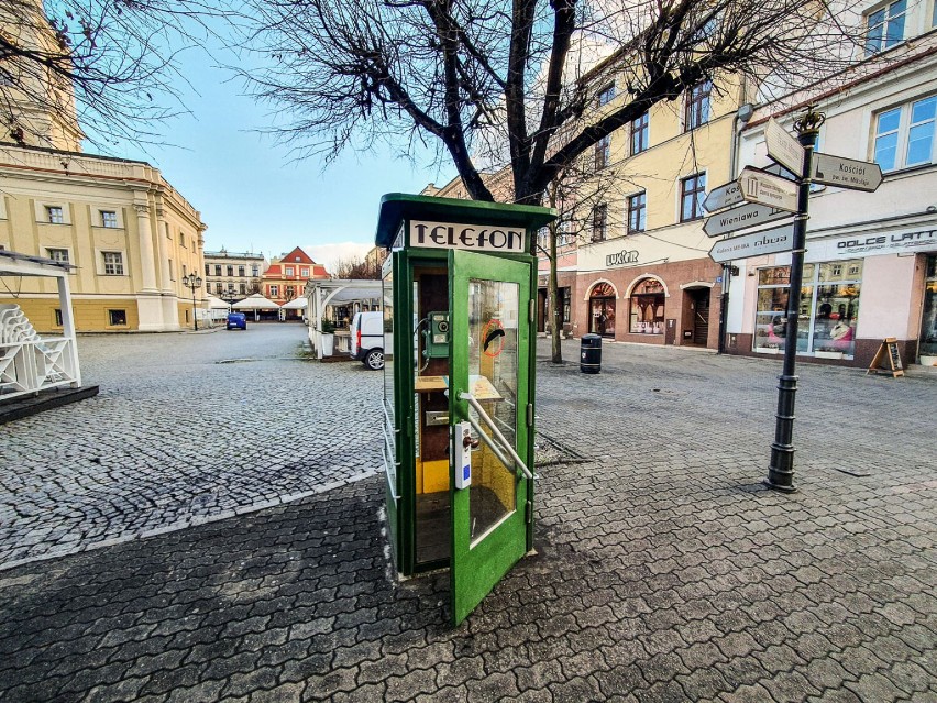 Zabytkowa budka telefoniczna w Lesznie