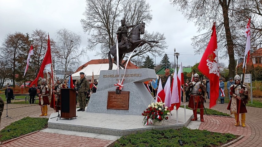 Pierwszy w Polsce okazały pomnik hetmana Stanisława Żółkiewskiego stanął w  Żółkiewce. Zobacz zdjęcia