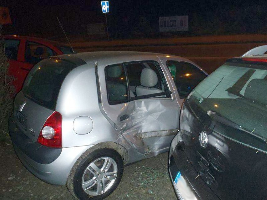 Nocna wywrotka bmw. Rozbity wóz uszkodził pojazdy w komisie samochodowym