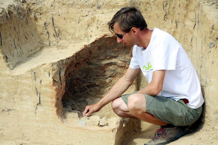 Archeolog Piotr Zimny pokazuje miejsce, w którym w X wieku...