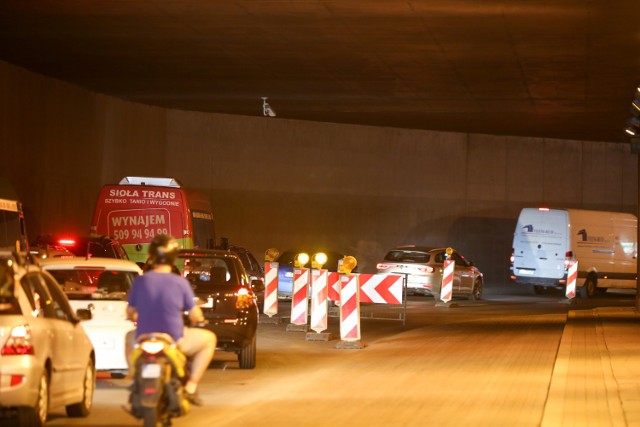 W tunelu pod Dworcem Głównym stały wczoraj sznury samochodów