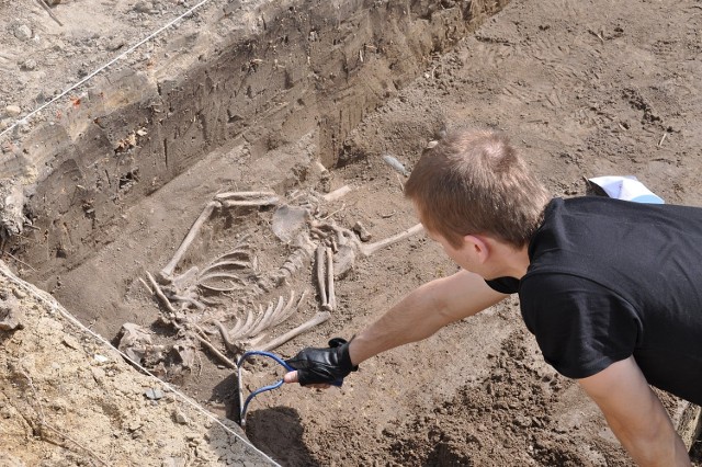 Podczas prac przy rewitalizacji rynku w Łęcznej archeolodzy natrafili na fragmenty ludzkich kości. Znalezisko to prawdopodobnie cmentarz z pochówkami bez trumien z okresu od XV do XVIII wieku.