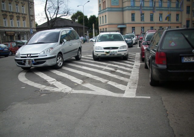 Czy drogowym analfabetom należy odbierać prawo jazdy?