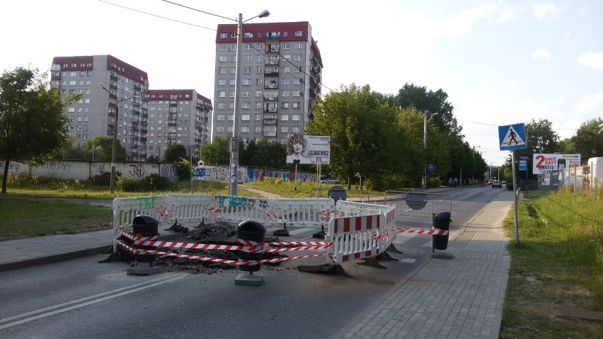 Zapadlisko na ulicy Kijowskiej w Katowicach całkowicie...