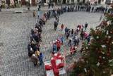 Poznań: Tłumy na Starym Rynku. Wielka kolejka ustawiła się po darmowe flagi [ZDJĘCIA]