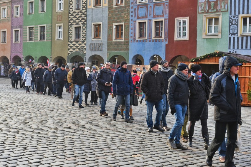 800 darmowych flag powstańczych czekało na poznaniaków,...