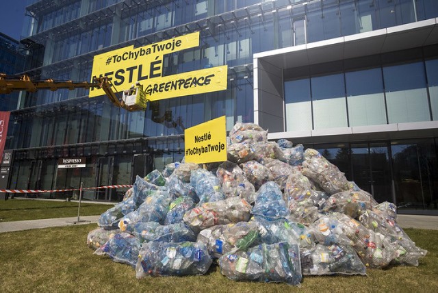 Greenpeace Polska. Aktywiści wysypali pod warszawską korporacją 350 kg plastikowych śmieci