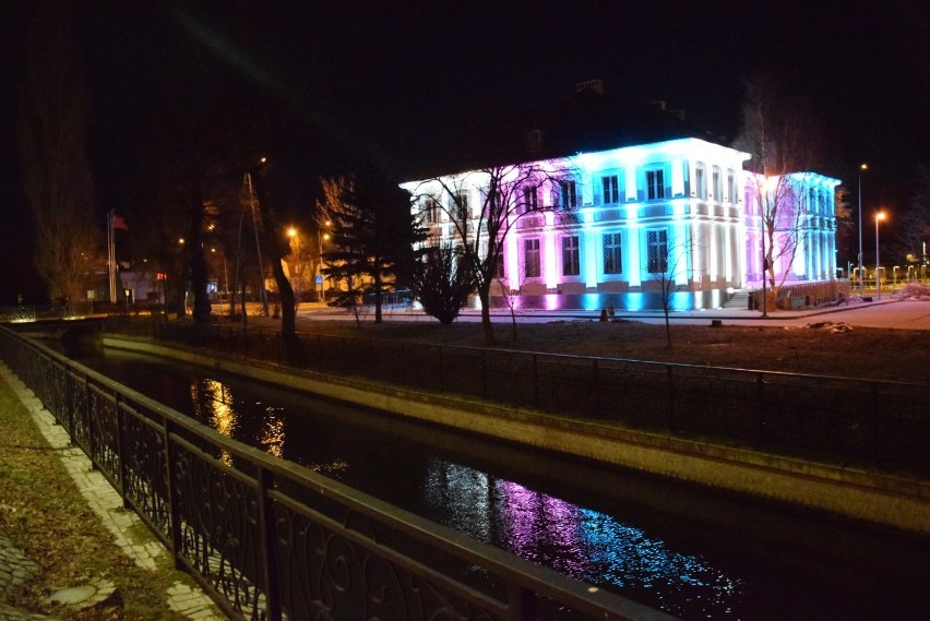 Pruszcz Gdański. Podświetlony Urząd Miasta mienił się kolorami w Światowy Dzień Chorób Rzadkich |ZDJĘCIA