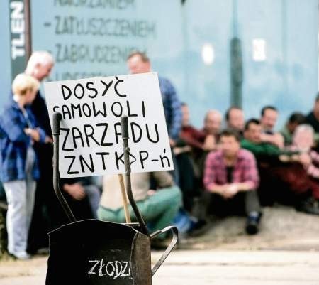 Takie hasło wznosiła załoga ZNTK w czasie strajku 2005 r. Czy teraz będzie podobnie? - fot. Andrzej Szozda