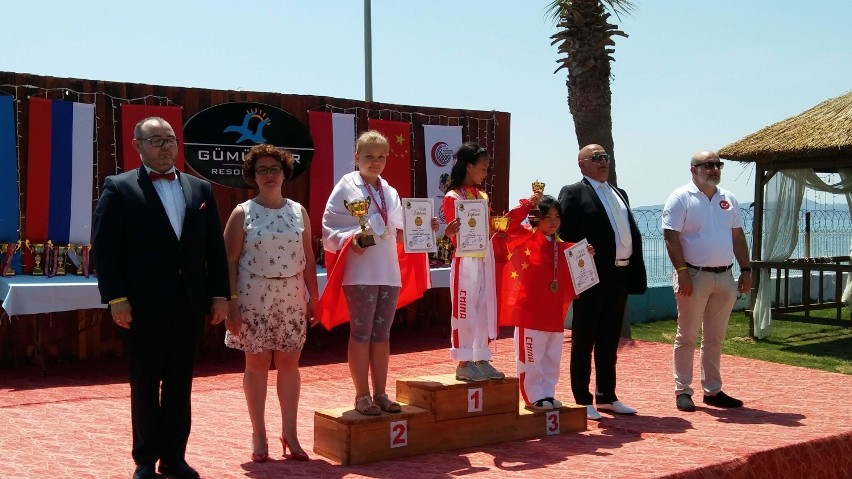 Aleksandra Łukomska (UKS Komorzanka) zdobyła trzy srebrne medale i tytuł potrójnej wicemistrzyni świata w warcabach
