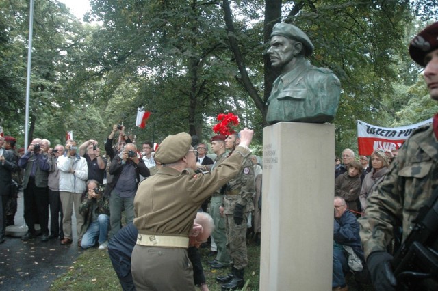 31.08.2013 krakow popiersie gen. stanislaw sosabowski galeria wielkich polakow park jordana msza sw. odsloniecie poswiecenie zlozenie kwiatow salot zolnierski fot. adam wojnar / polskapresse / gazeta krakowska