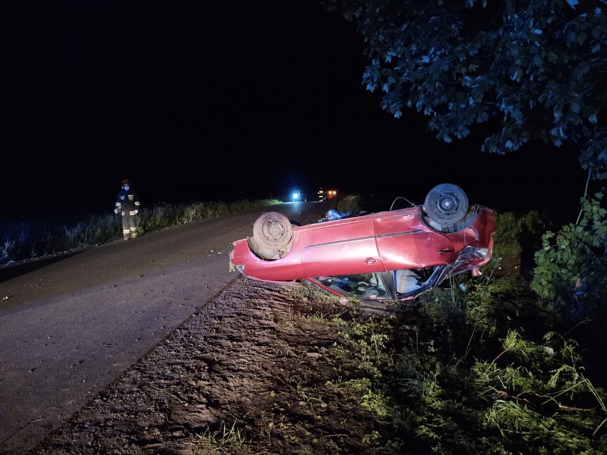 Wypadek w Szadku. Samochód  dachował  ZDJĘCIA