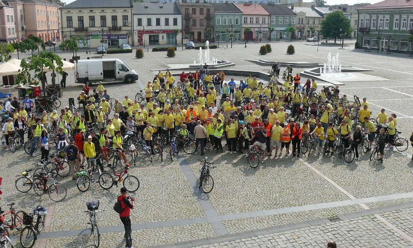 Na starcie w Rynku odliczyło się ponad 220 cyklistów....