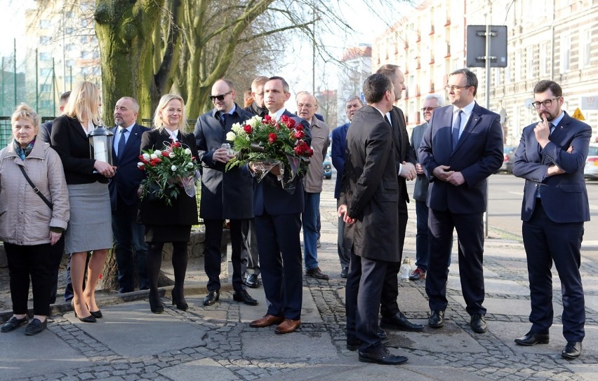 Obchody ósmej rocznicy katastrofy smoleńskiej również w Szczecinie [ZDJĘCIA]