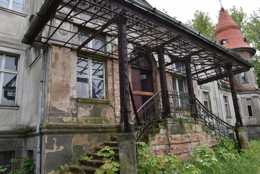 Neobarokowy pałac w Karczewie szuka nowego właściciela. Obiekt wystawiono na sprzedaż