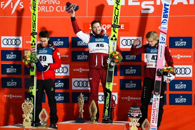 Podium PŚ w Zakopanem w 2020 r., a na nim Kamil Stoch i Dawid Kubackui