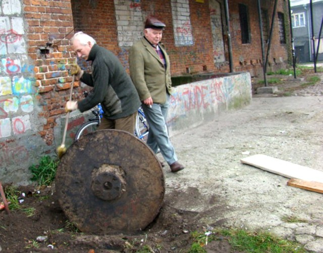 Wojciech Bryszewski, miłośnik historii Zgierza w pobliżu zgierskiego młyna, który nie działa już od 30 lat, odnalazł oryginalny kamień młyński.