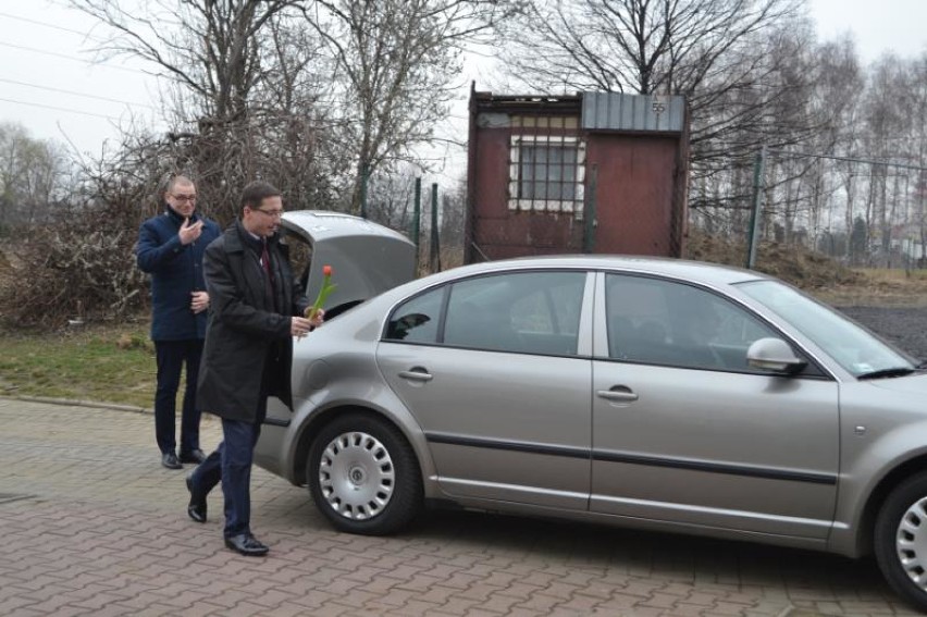 Prezydent Rybnika Piotr Kuczera jeździ wysłużoną skodą,...