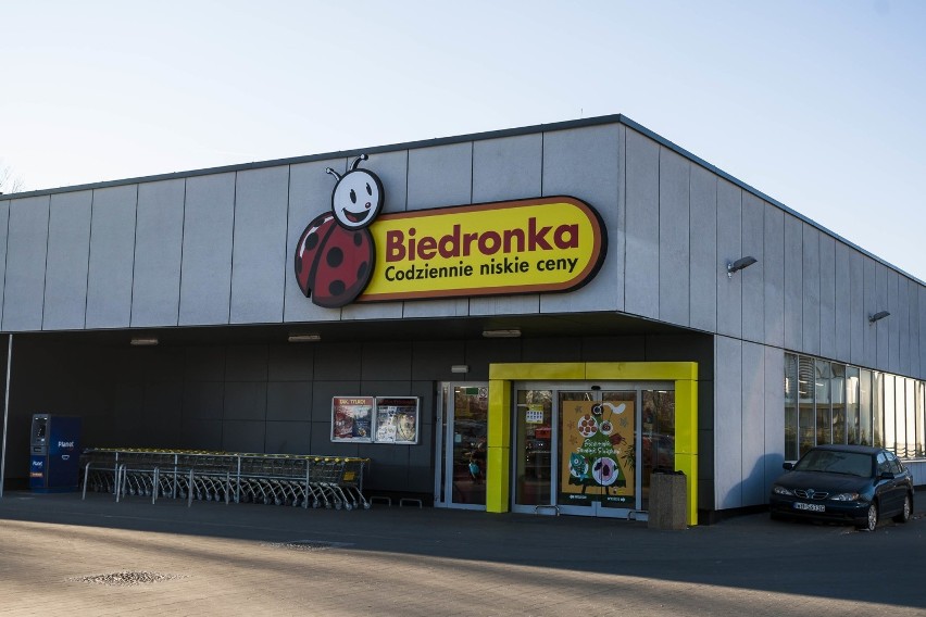 75 proc. dorosłych Polaków robi zakupy w Biedronce. Jednak...