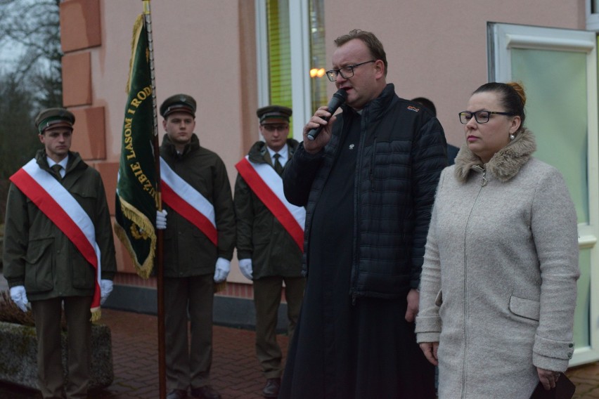 W Czarnem pamiętali o Żołnierzach Wyklętych. Nadleśniczy Romuald Zblewski i prezes stowarzyszenia Mariusz Birosz z medalami (zdjęcia)