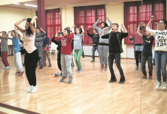 W warsztatach tanecznych mogą wziąć udział zarówno dzieci, jak i osoby dorosłe. Zajęcia prowadzą tancerze z całego świata