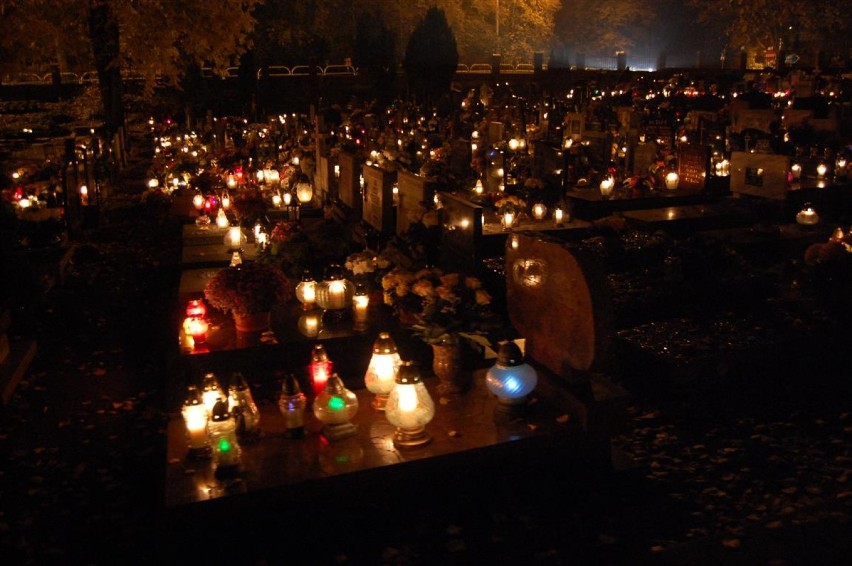 Na cmentarzu - wigilia Wszystkich Świętych w Kartuzach
