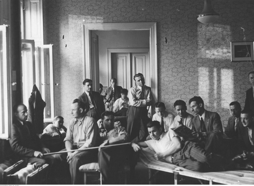 Sypialnia strajkujących w okupowanym zakładzie.

1937-07