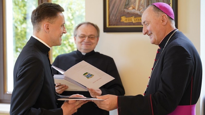 We wtorek nowo wyświęceni kapłani odebrali nominacje na...
