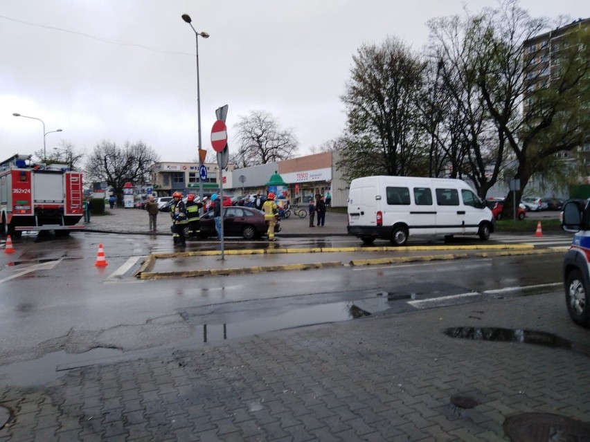 Karambol na rondzie przy ul. Słonecznej w Tarnowie. Bus zderzył się z trzema samochodami [ZDJECIA]
