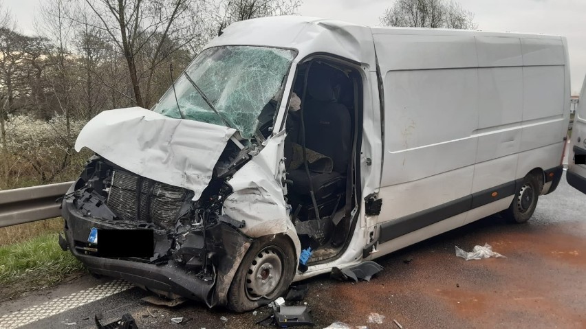 Wypadek na obwodnicy Żor. Ciężarówka czołowo zderzyła się z busem. Kierowca ciężko ranny. Lądował LPR