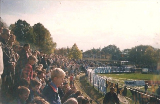Fotka z połowy lat 90-tych, mecze piłkarskie ogląda się z reguły "na stojąco".