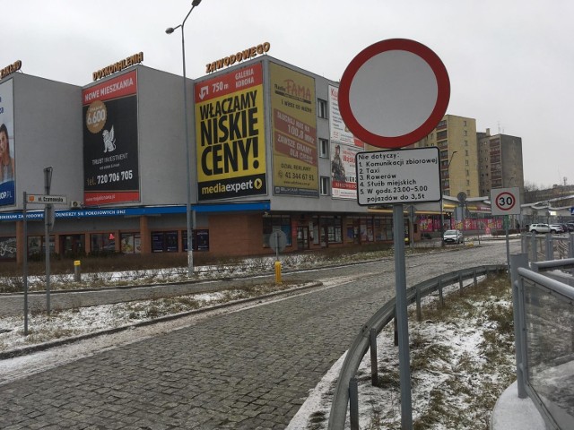 Kierowcy aut osobowych mogą wjeżdżać w ulicę Czarnowską od strony ronda Gustawa Herlinga Grudzińskiego ale tylko w w wyznaczonych godzinach.